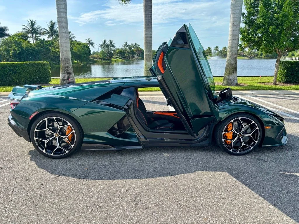 Used 2025 Verde Hydra Metallic Lamborghini  image 7