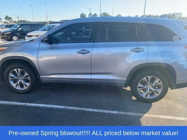 Used 2015 Silver Toyota XLE V6 image 4