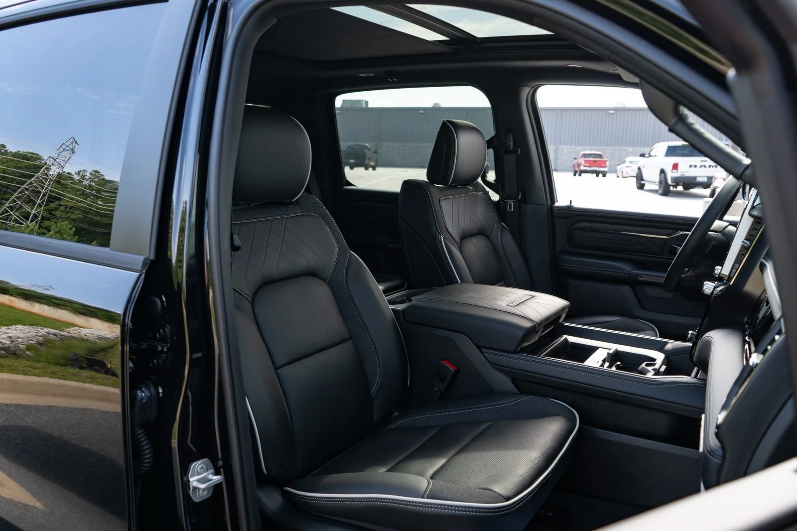 New 2026 Diamond Black Crystal Pearl-Coat Exterior Paint RAM Limited image 48