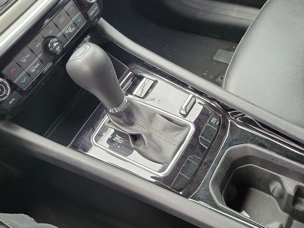 Used 2024 White/off-white Jeep Limited image 13