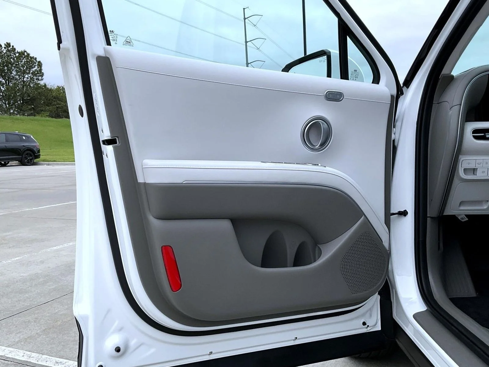 New 2026 White Hyundai SEL Premium image 9