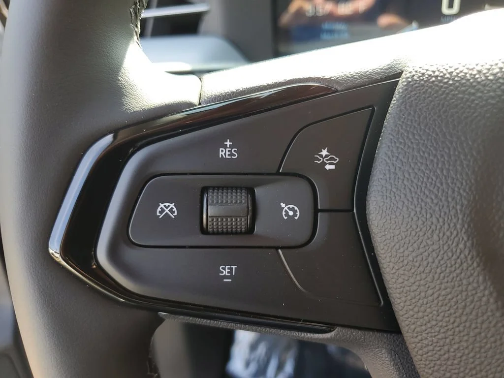 New 2027 Summit White Chevrolet LT image 26