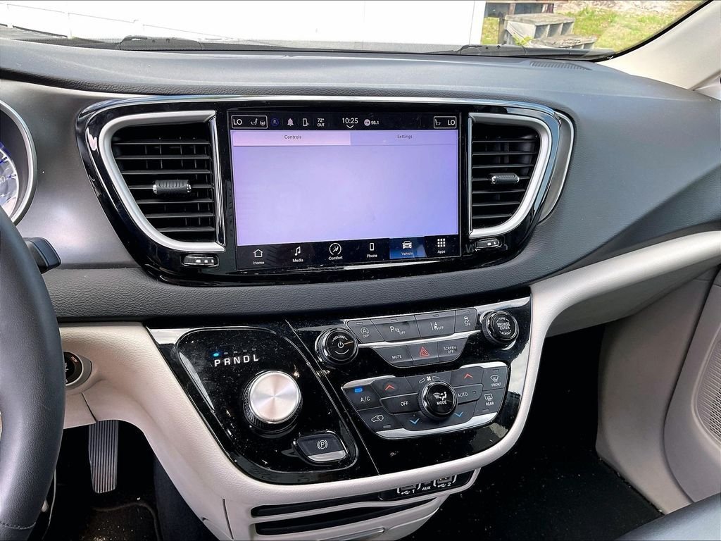 Used 2024 Silver Mist Clearcoat Chrysler Touring L image 19