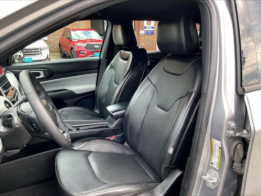 Used 2023 Silver Jeep Latitude Lux image 10