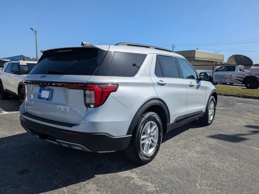 New 2026 Space White Metallic Ford Active image 4