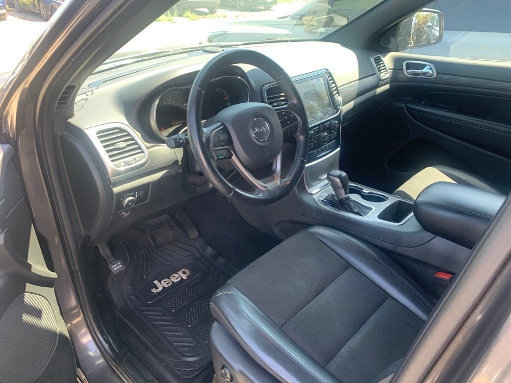 Used 2019 Granite Crystal Metallic Clearcoat Jeep Laredo E image 10