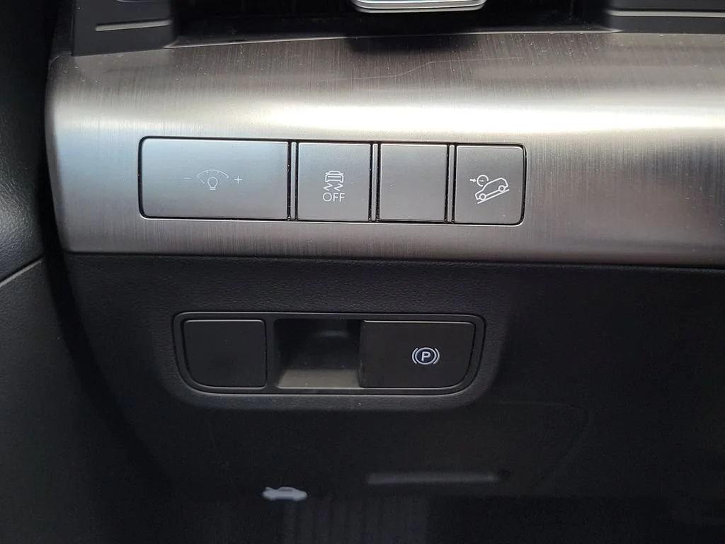 Used 2025 White Hyundai SEL image 25