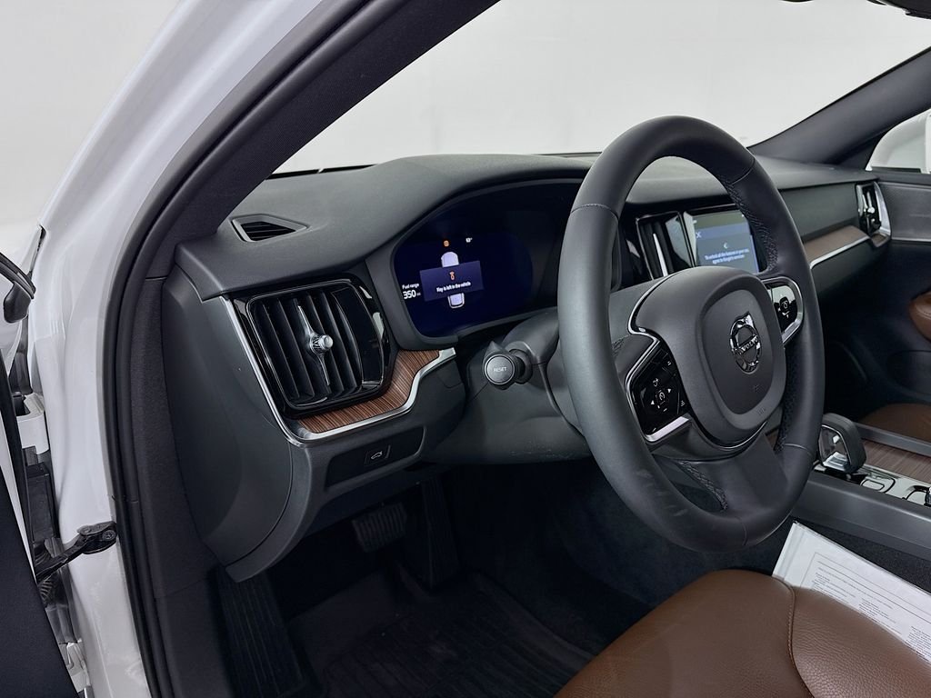 Used 2024 White Volvo B5 Plus image 4