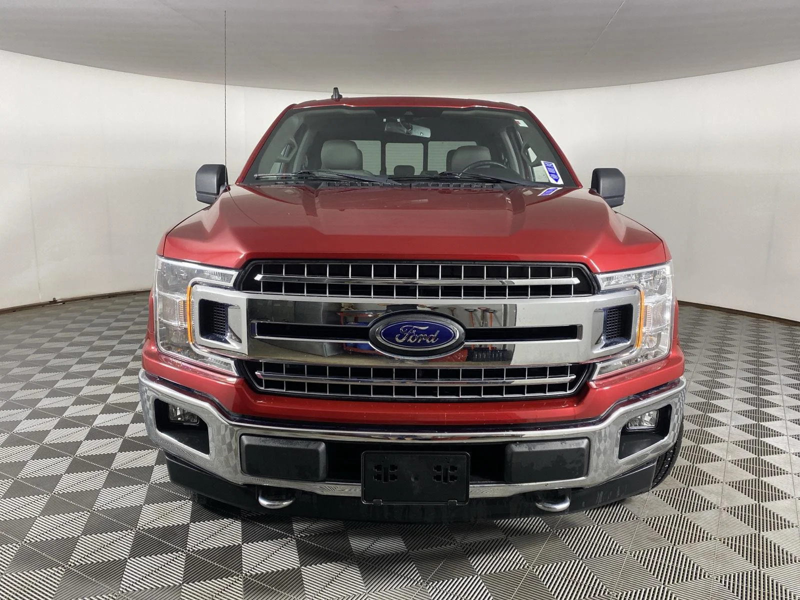 Used 2020 Rapid Red Metallic Tinted Clearcoat/Magnetic Ford XLT image 5