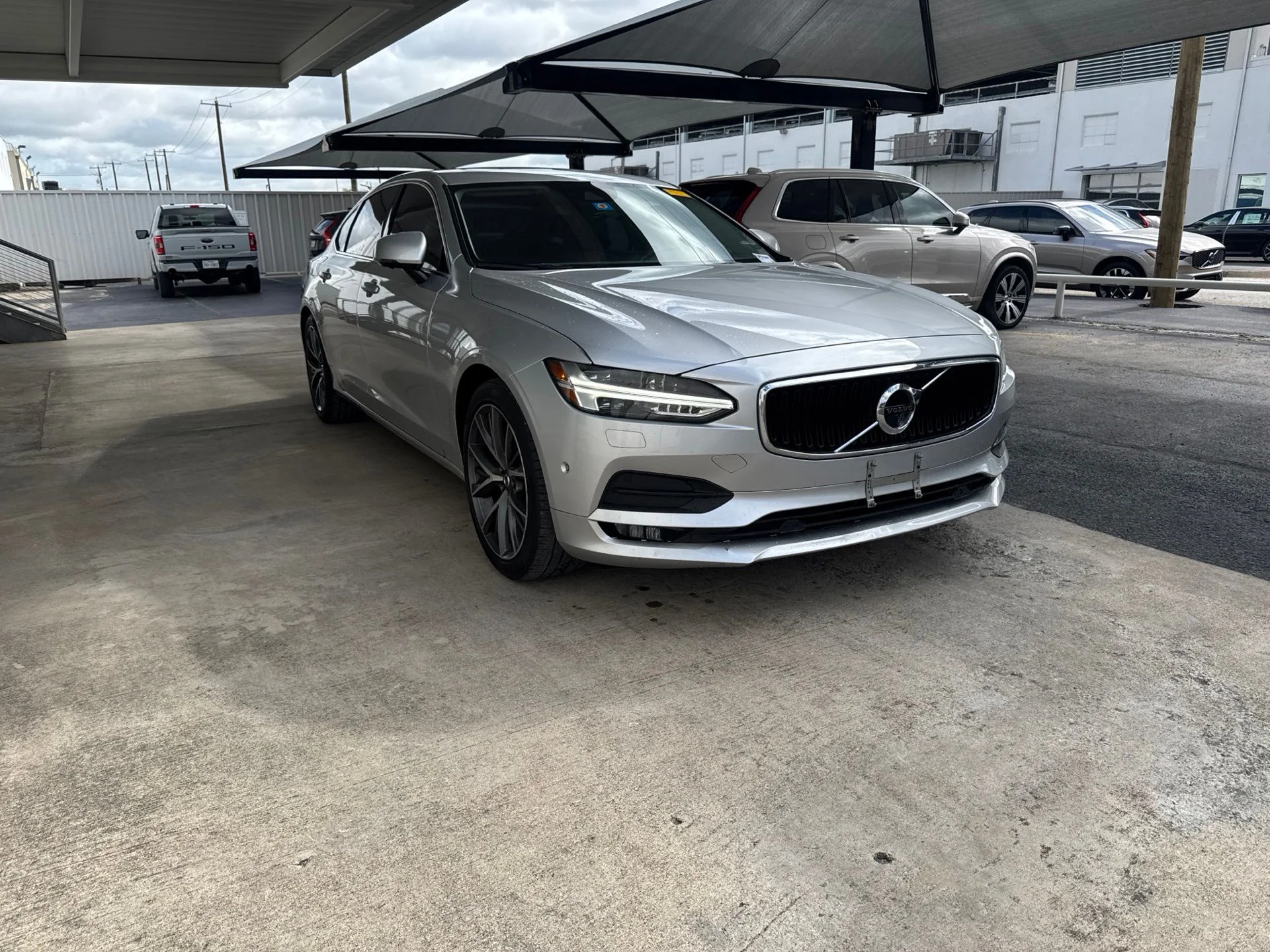 Used 2018 Silver Volvo T5 Momentum image 3