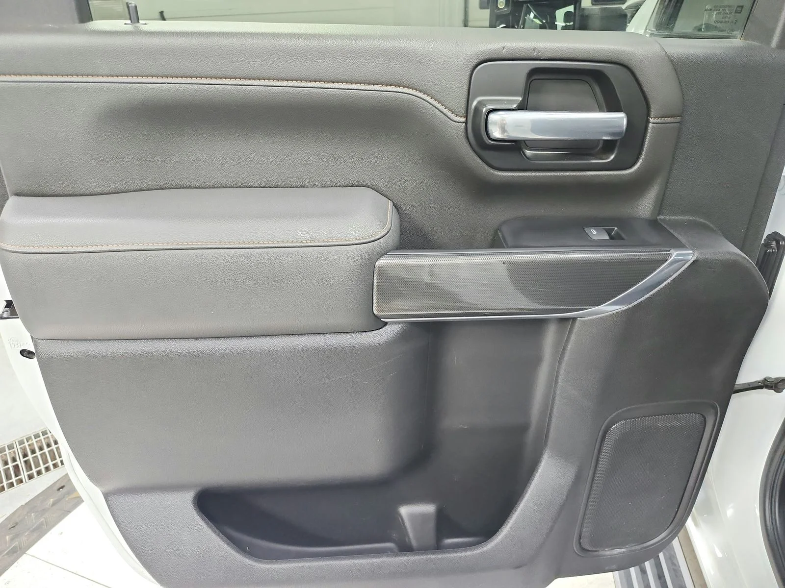 Used 2022 White GMC AT4 image 46