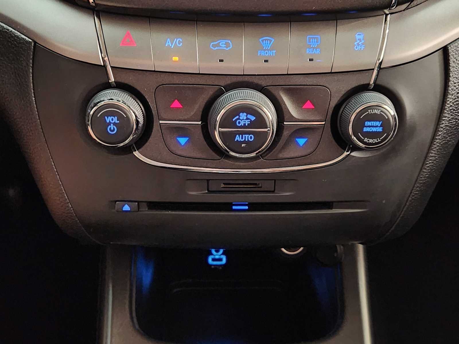 Used 2018 Pitch Black Clearcoat Dodge Crossroad image 17