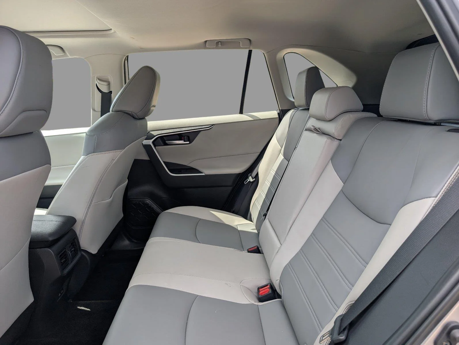Used 2024 Silver Sky Metallic Toyota XLE Premium image 34