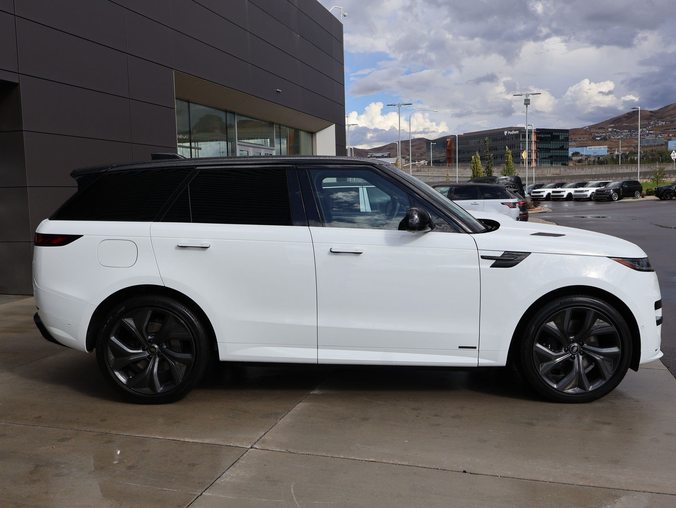Certified Used 2025 Fuji White Land Rover Autobiography image 4