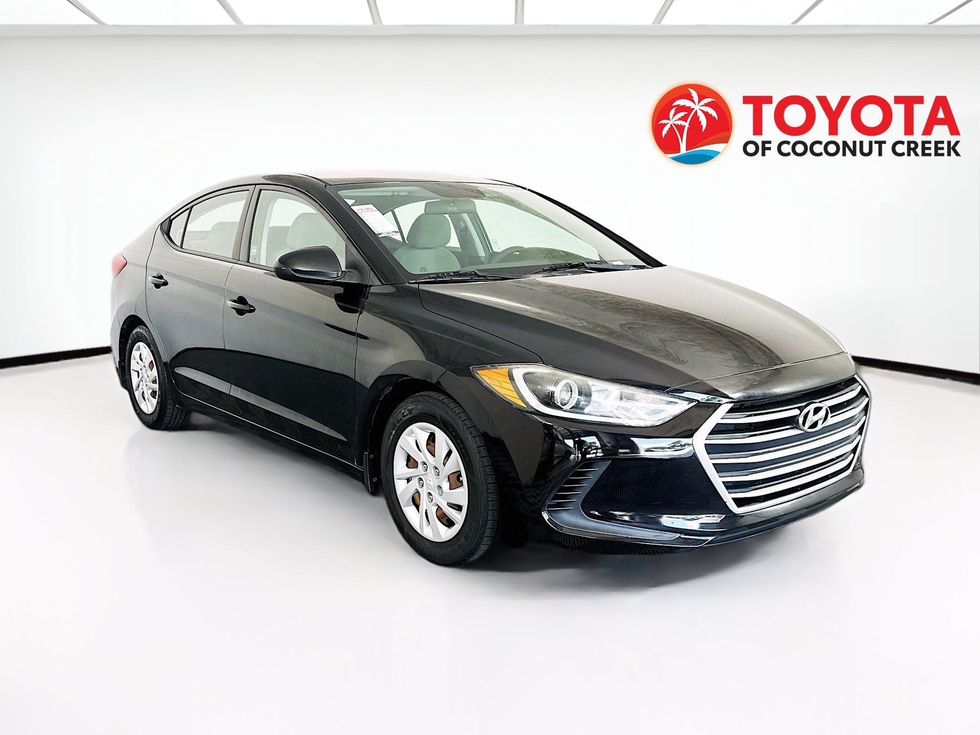 Used 2018 Phantom Black Hyundai SE image 1