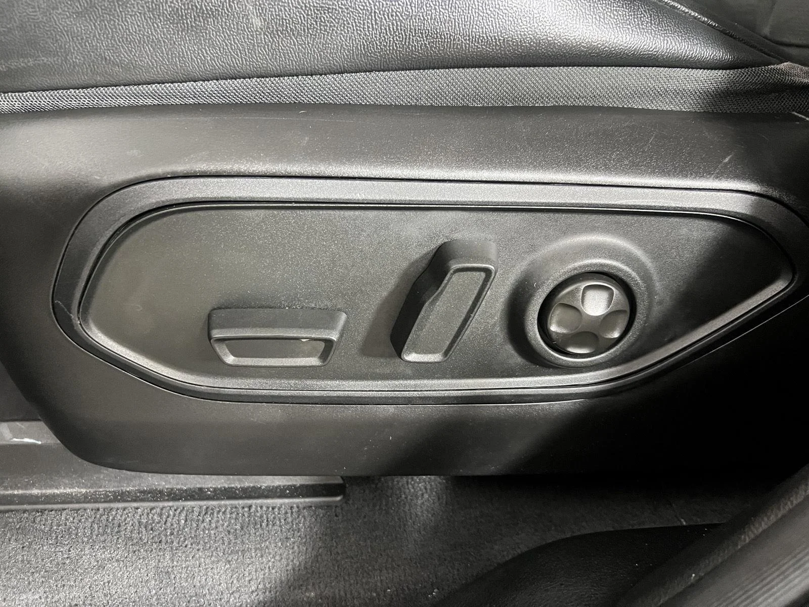 Used 2024 Baltic Gray Metallic Clearcoat Jeep Altitude image 11