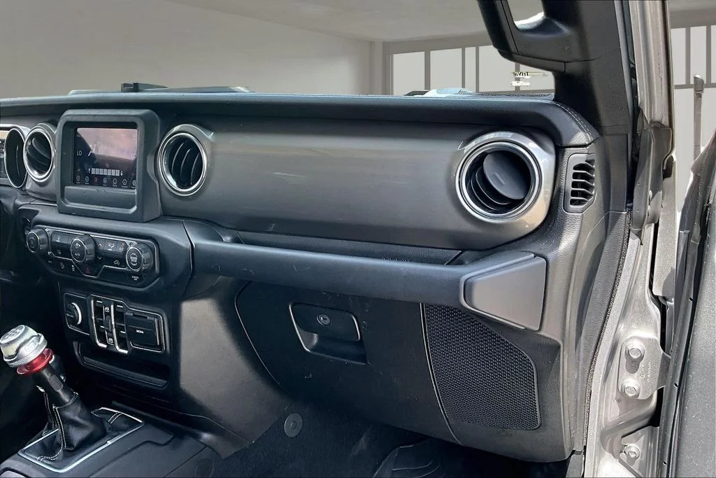 Used 2019 Silver Jeep Unlimited Sahara image 23