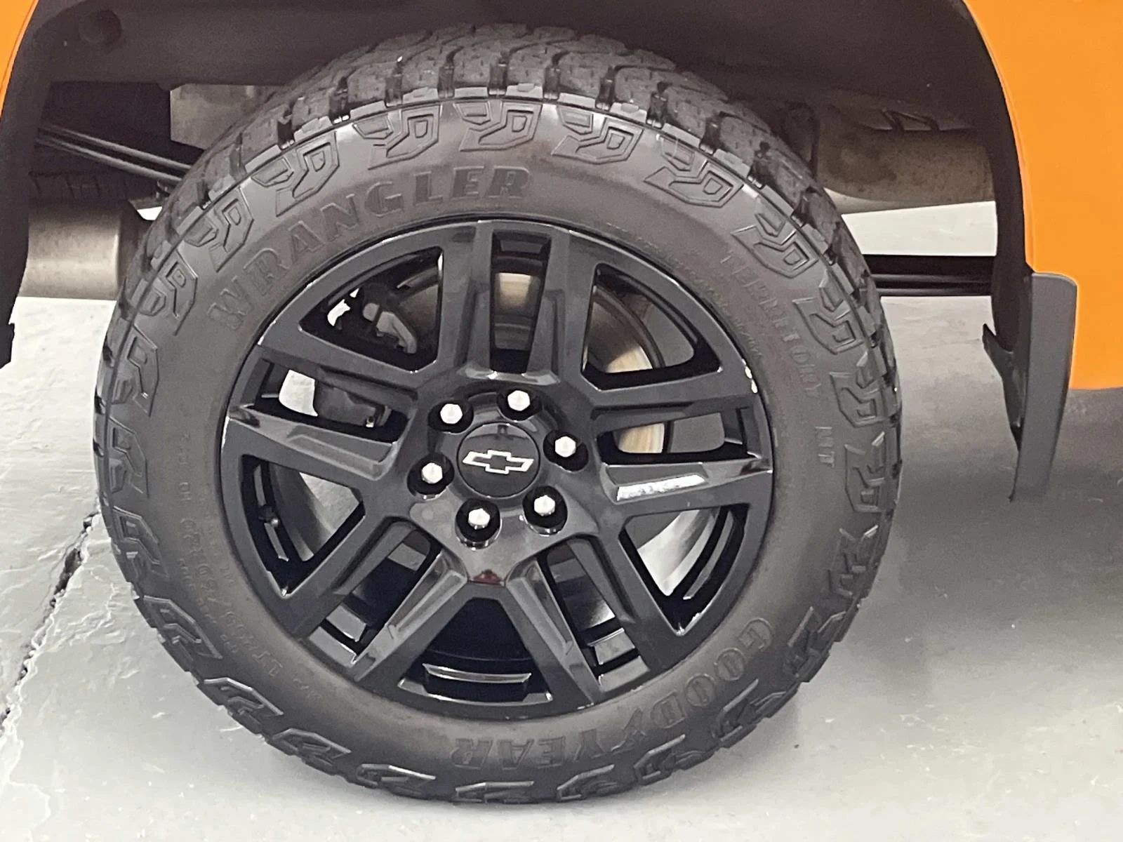 Used 2022 All normally body colored non-sheet metal parts will be black including front fender extensions, cab spoiler on Double & Crew cabs and LT trim door handles. May require extended lead time. Chevrolet LT Trail Boss image 9