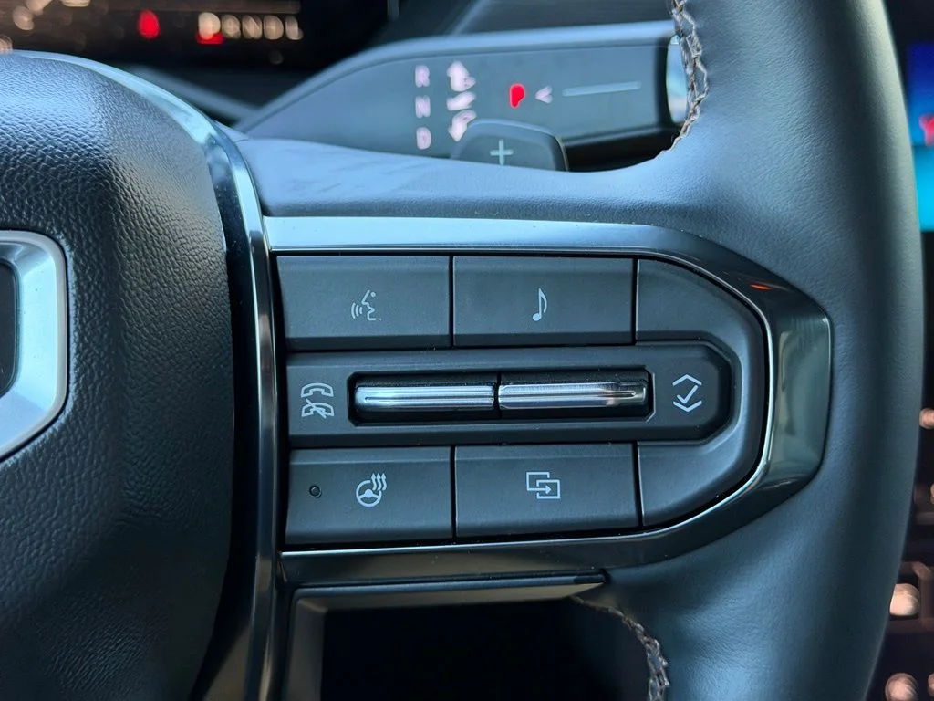 Used 2024 White GMC AT4 image 18