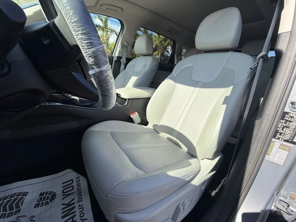 Used 2023 Silver Kia S image 26