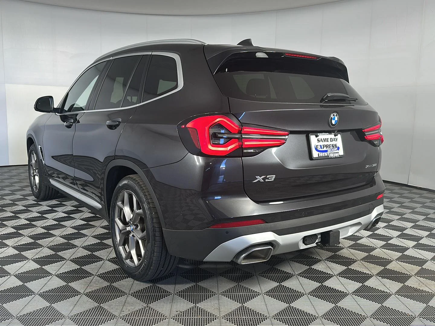 Used 2023 Dark Graphite Metallic BMW xDrive30i image 5