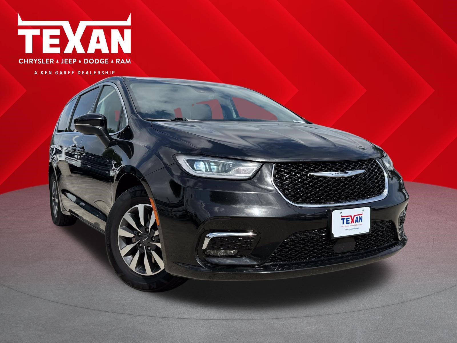 2023 Chrysler Pacifica Hybrid Touring L Hybrid's photo