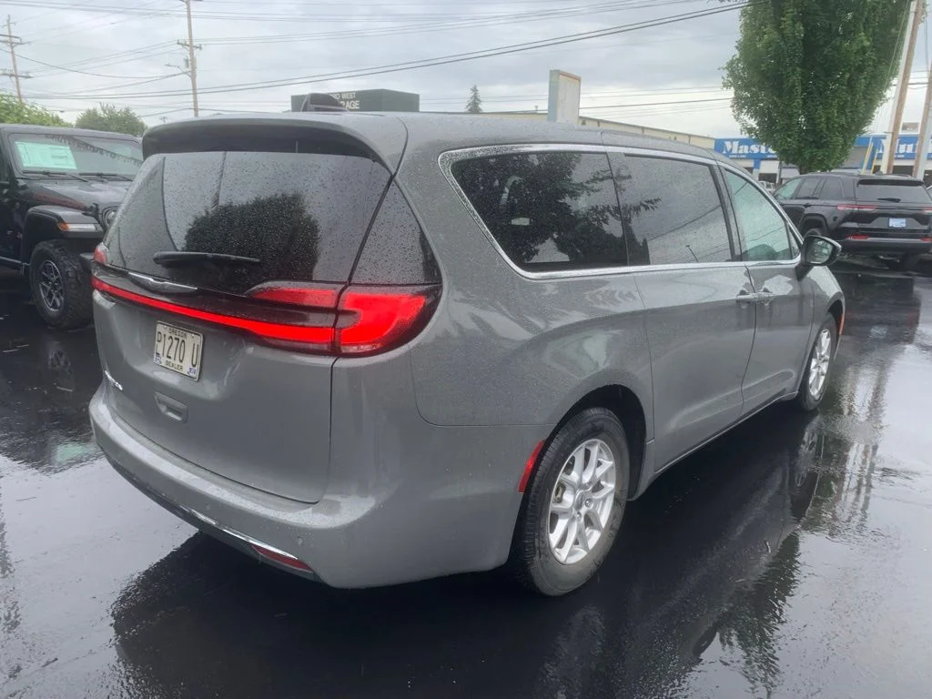 Used 2023 Ceramic Gray Clearcoat Chrysler Touring L image 3