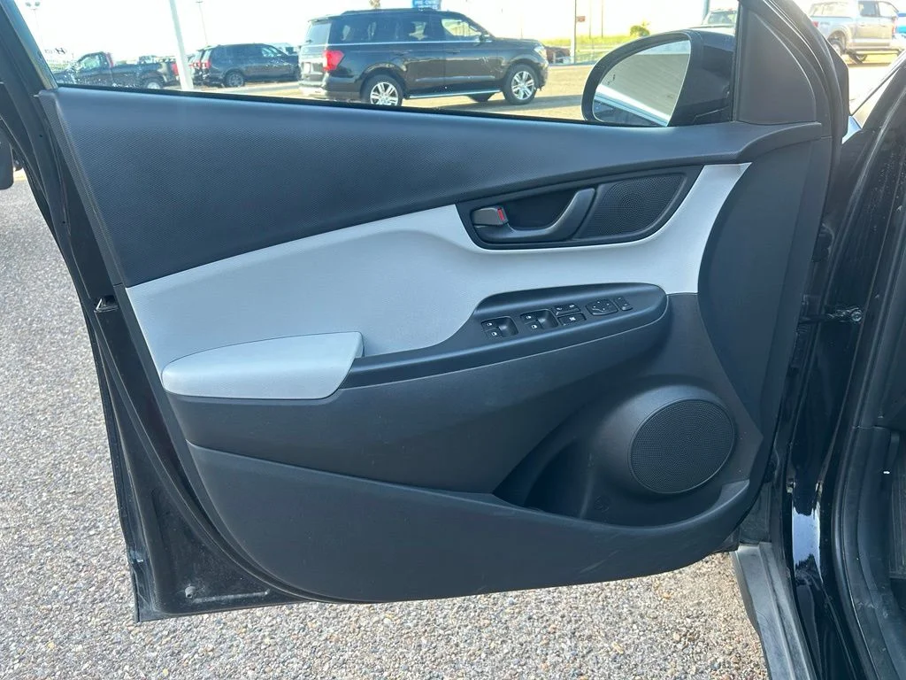 Used 2023 Black Hyundai SE image 9
