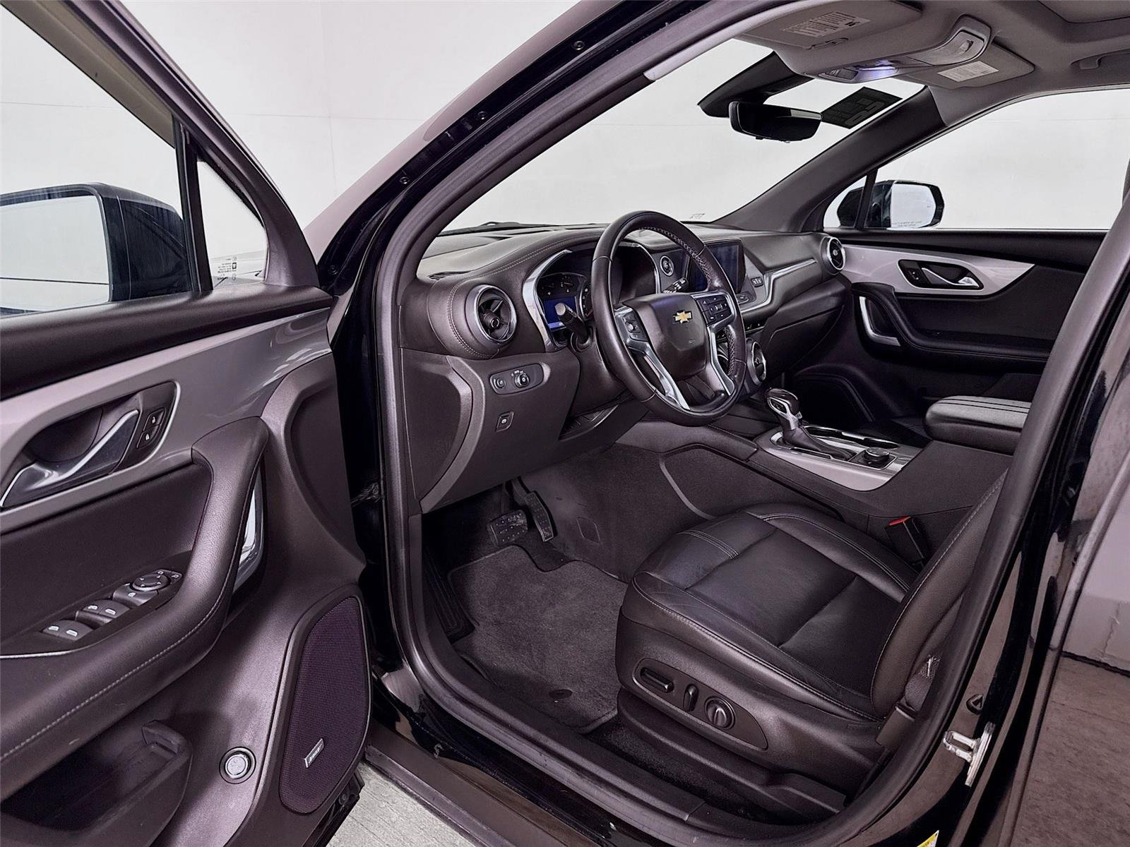 Used 2019 BLACK Chevrolet 4DR AWD LT image 3