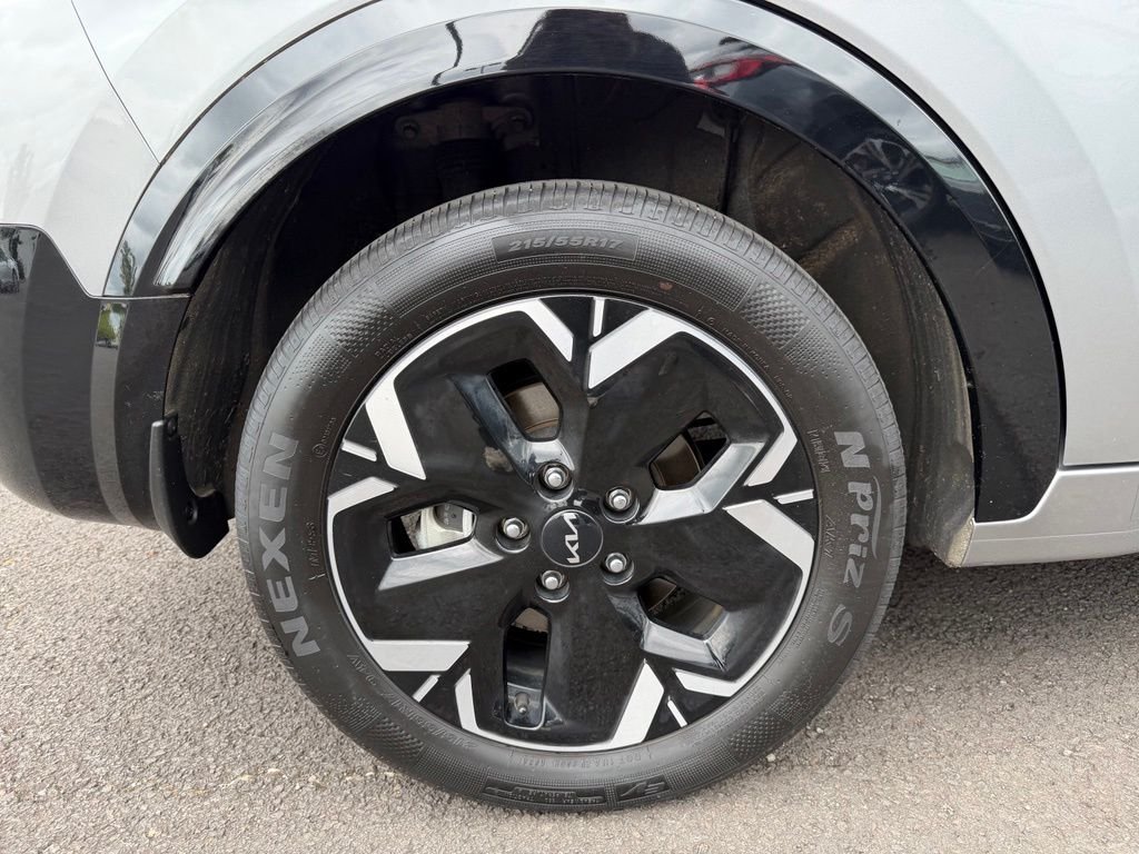 Used 2023 Steel Gray Kia Wind image 9