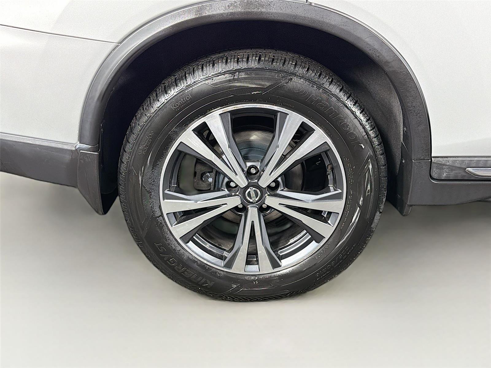Used 2017 Brilliant Silver Nissan SL image 34