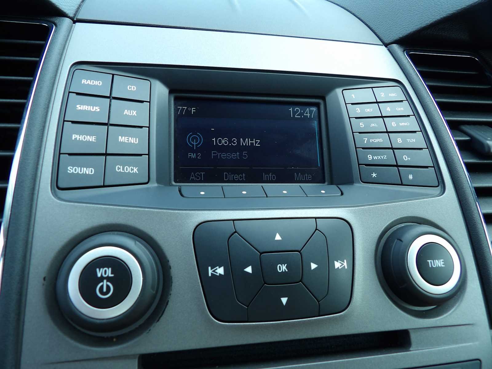 Used 2018 White Gold Metallic Ford SE image 19
