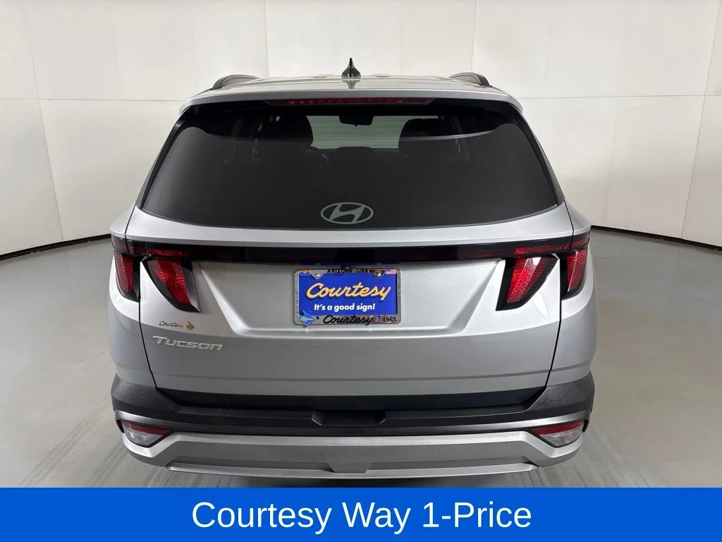 Used 2025 Silver Hyundai SEL image 9