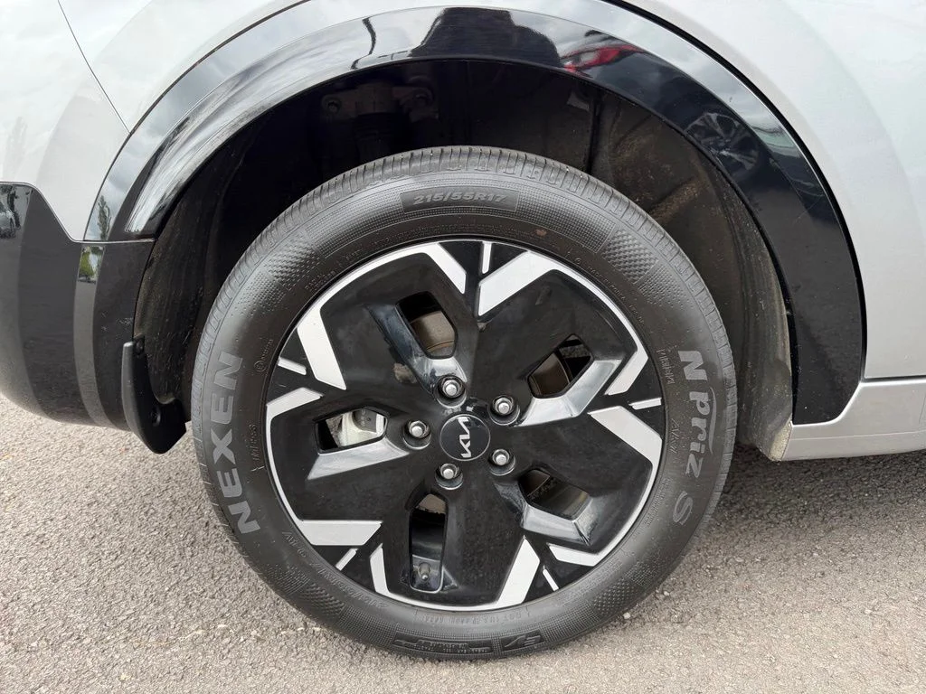 Used 2023 Steel Gray Kia Wind image 9