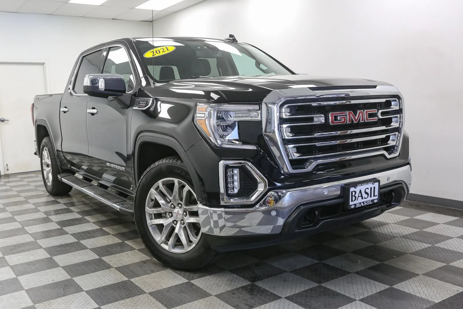 Used 2021 Onyx Black GMC SLT image 2