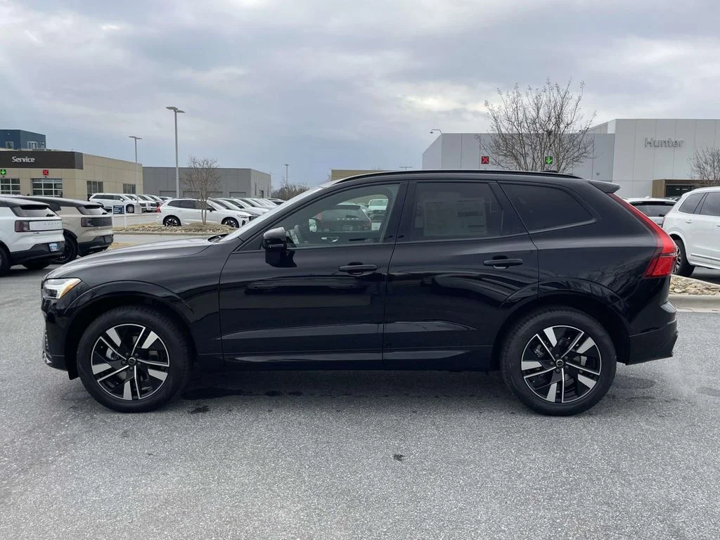 New 2026 Onyx Black Metallic Volvo Core image 25