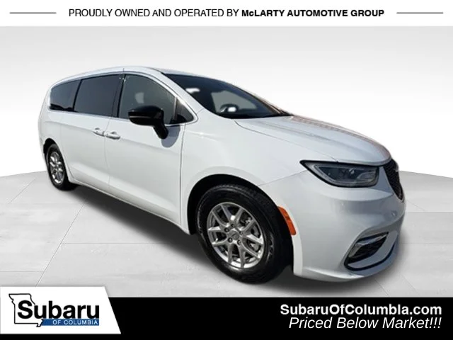 Used 2025 White Chrysler Select image 1