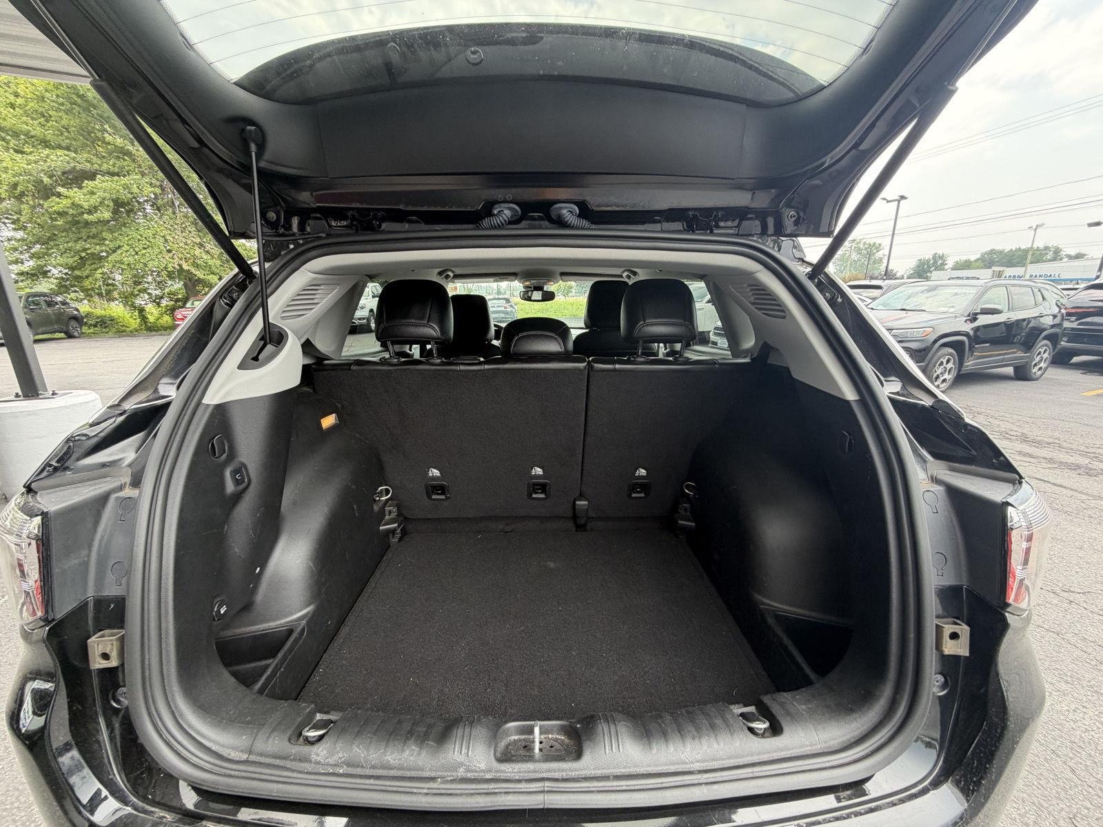 Used 2022 Diamond Black Crystal Pearlcoat Jeep Latitude image 11