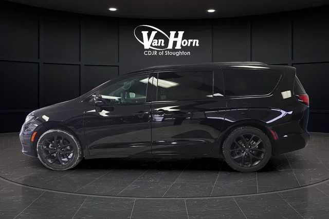 New 2026 Diamond Black Crystal Pearl-Coat Exterior Paint Chrysler Select image 11