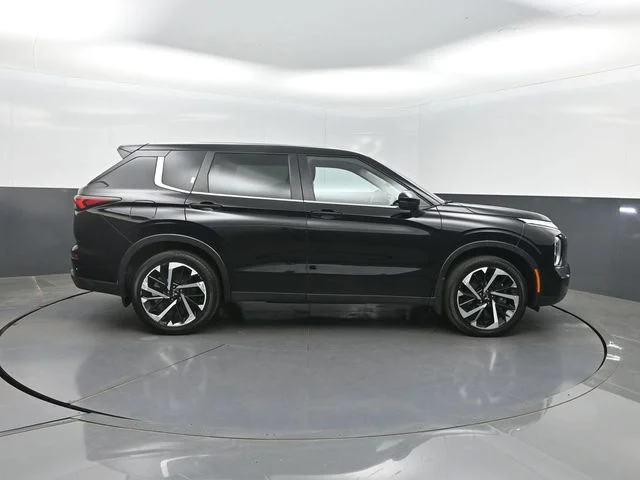 Used 2022 Black Mitsubishi ES image 31