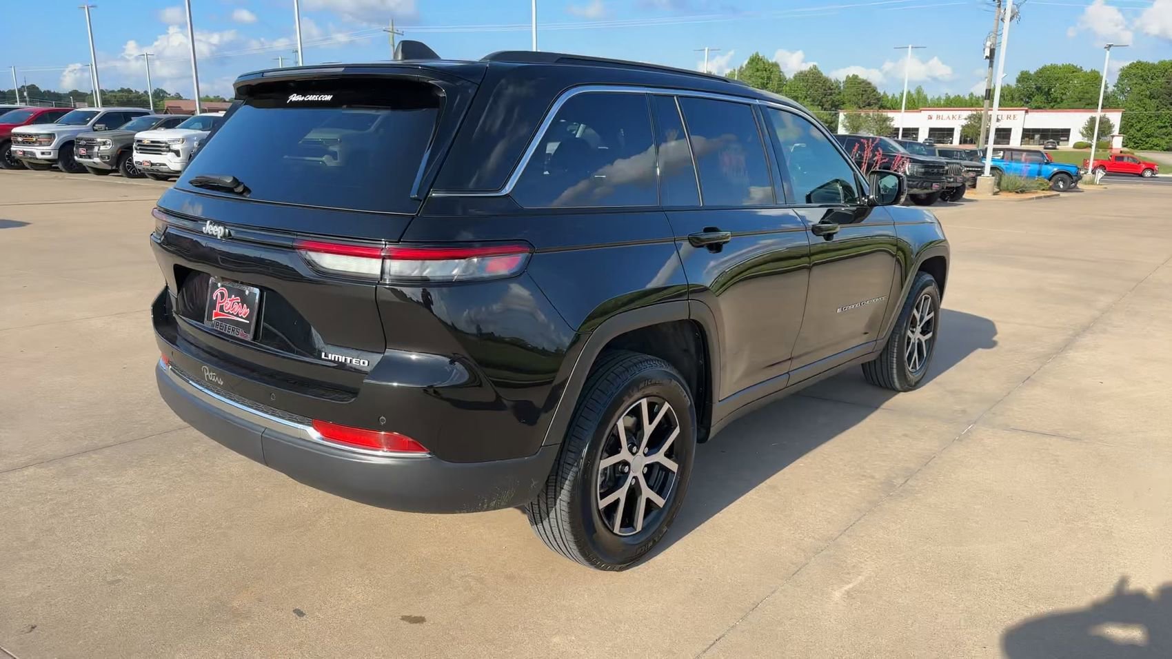 Used 2025 Diamond Black Crystal Pearlcoat Jeep Limited image 8