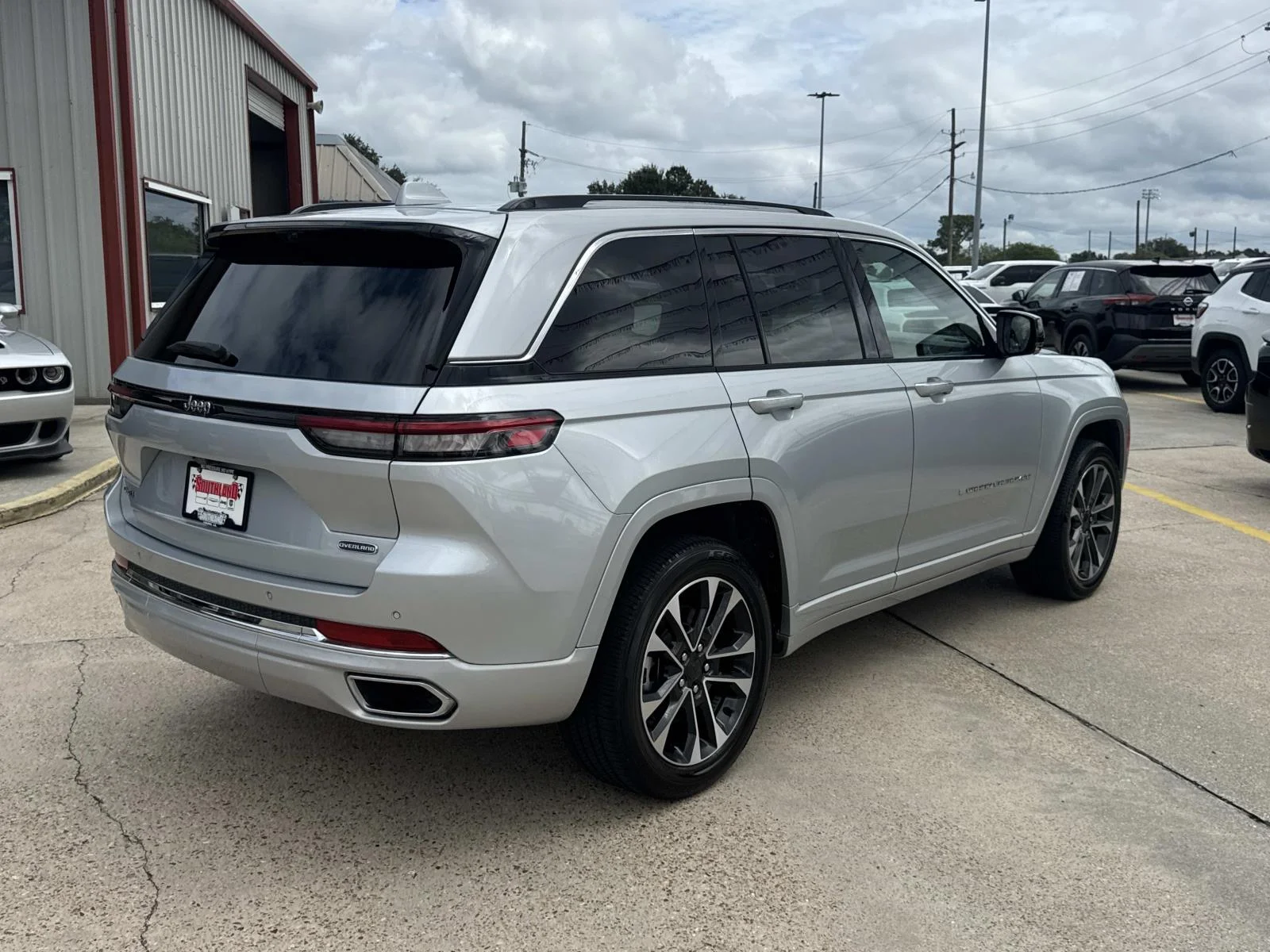 Used 2022 Silver Zynith Jeep Overland image 7