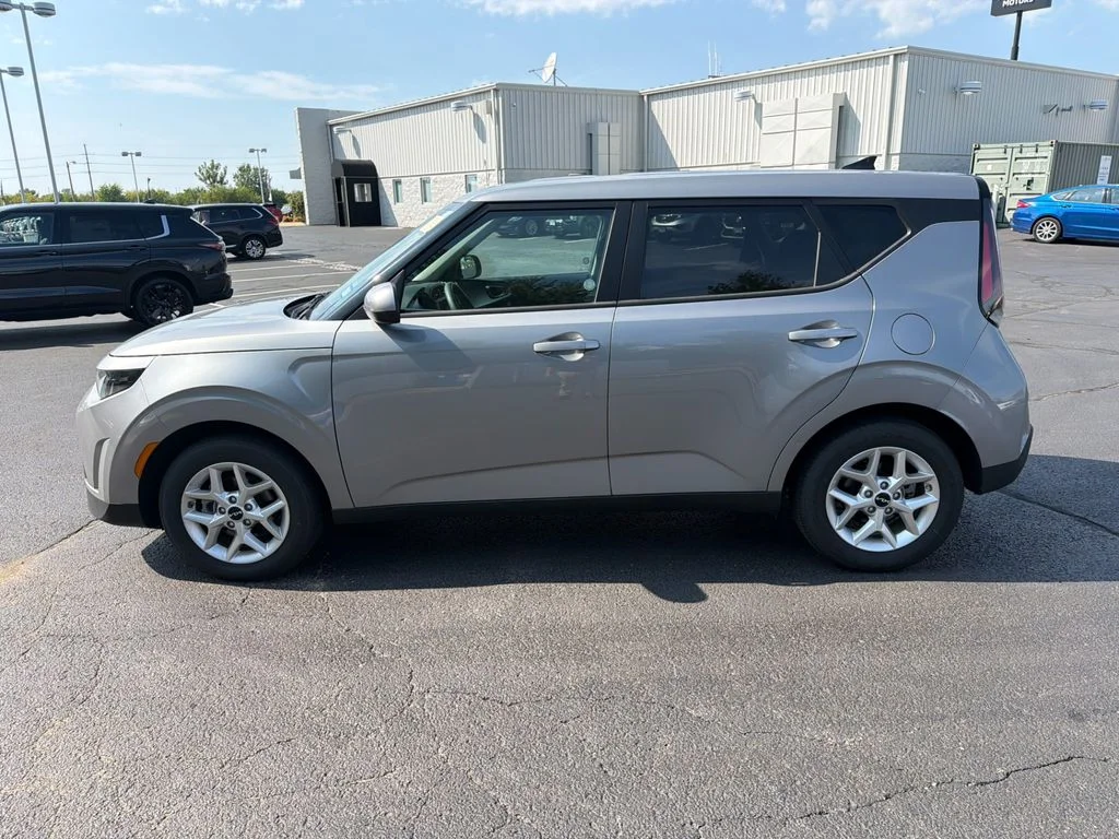Used 2025  Kia LX image 6