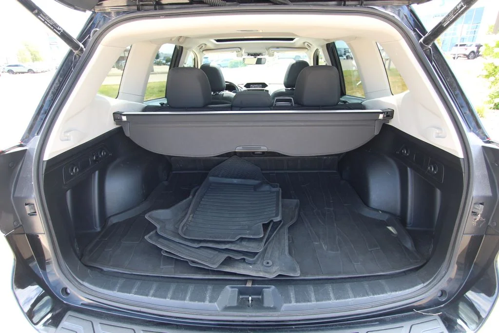 Used 2021  Subaru Premium image 13
