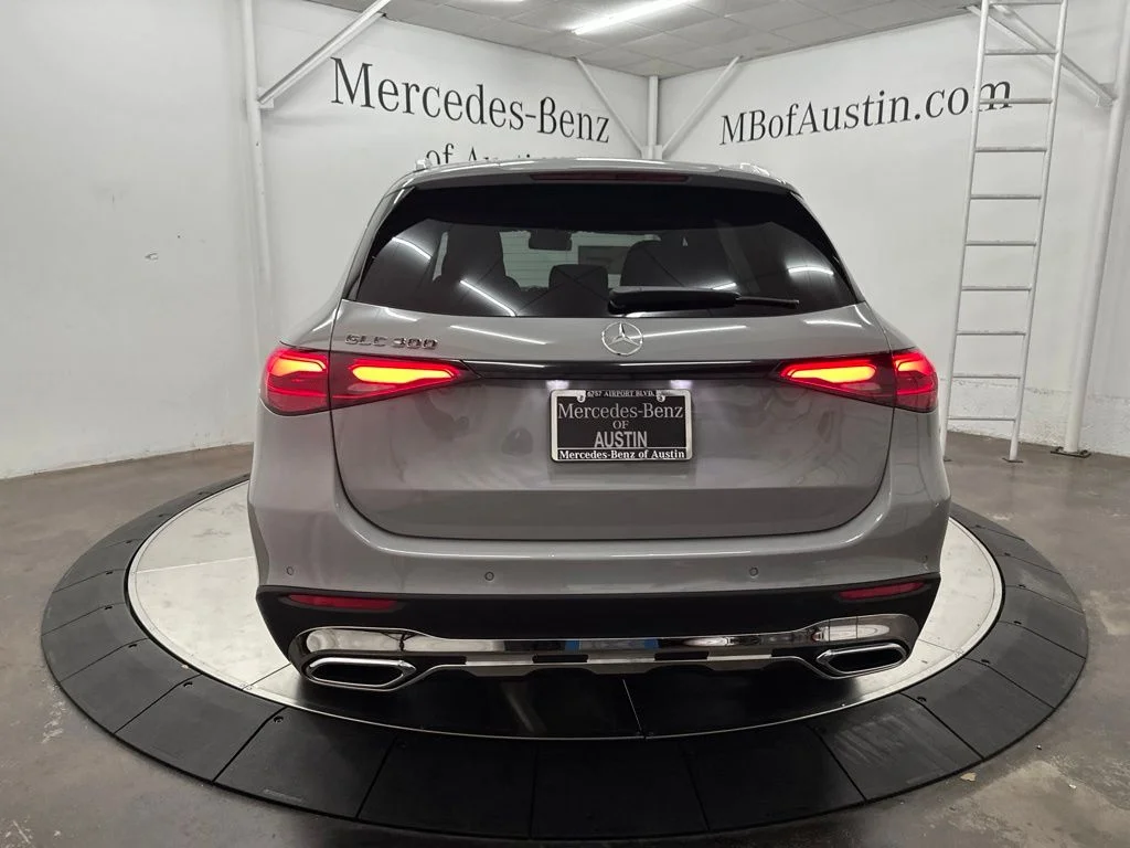 New 2027 White Mercedes-Benz GLC 300 image 6
