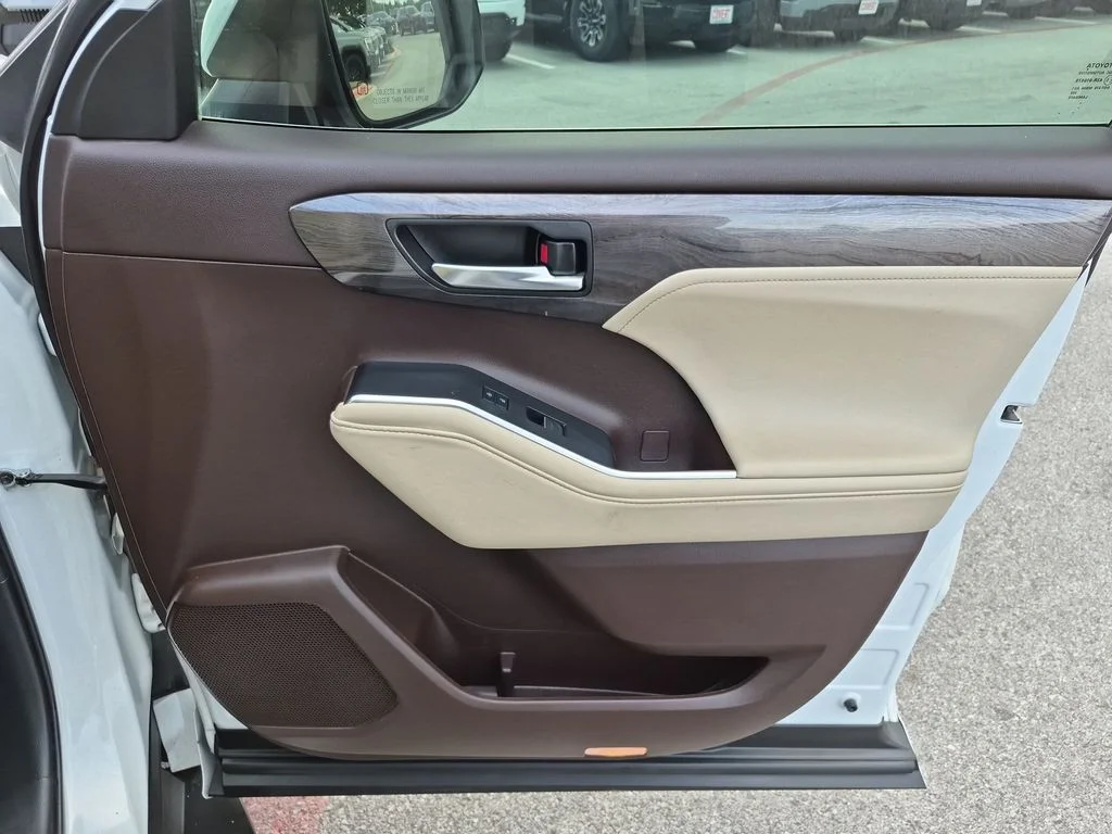 Used 2022  Toyota Platinum image 37