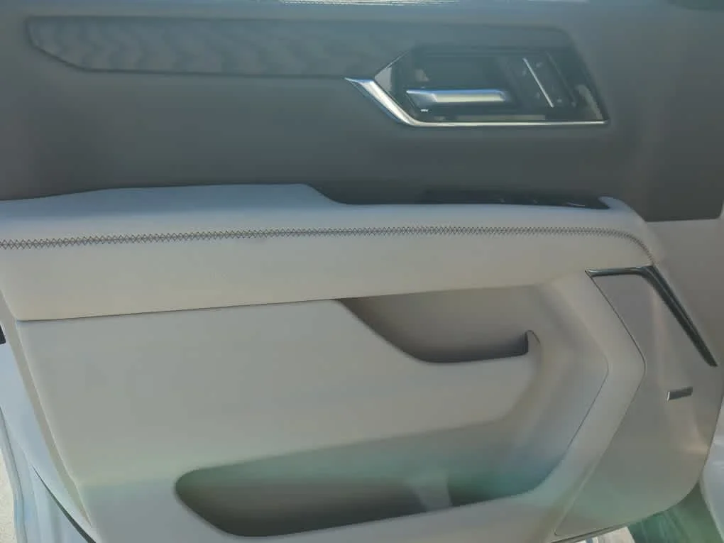 Used 2025 White Frost Tricoat GMC Denali image 17