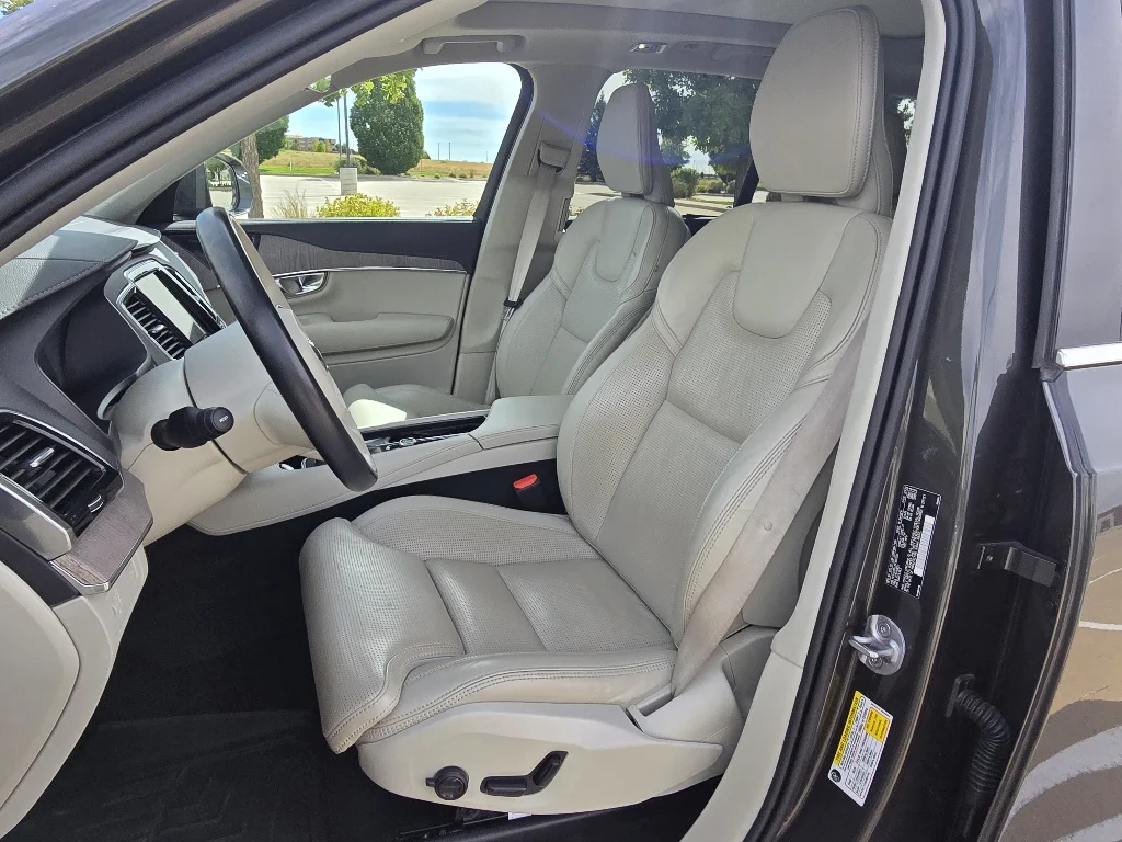 Used 2022 Pine Grey Metallic Volvo Inscription image 14