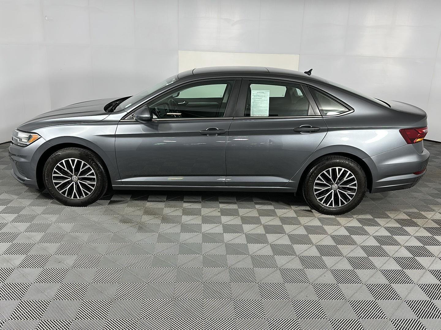 Used 2019 Platinum Gray Metallic Volkswagen SE image 12
