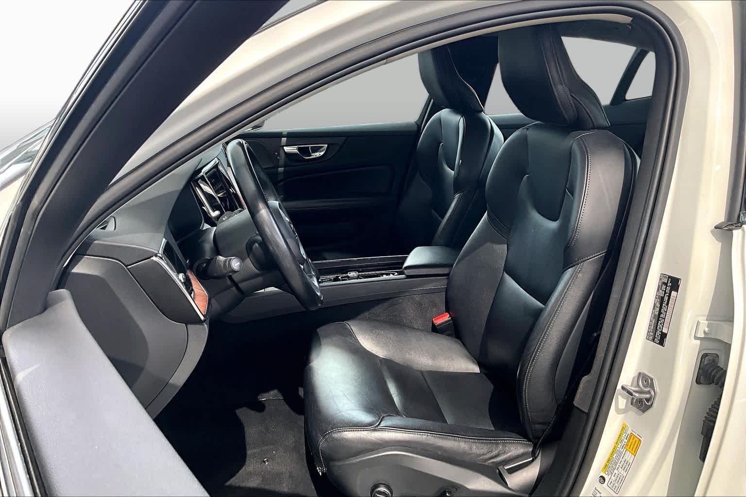 Used 2022 Crystal White Metallic Volvo Momentum image 8